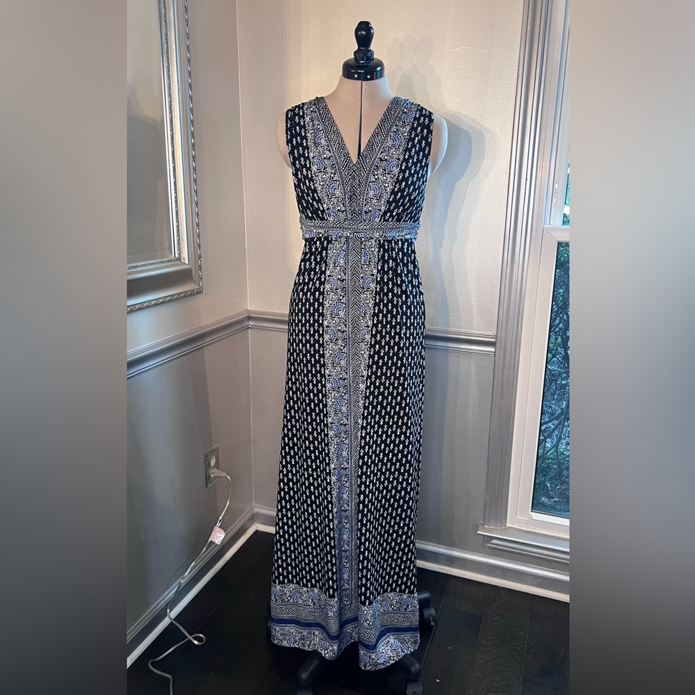 Max Studio Blue and White Patterned Sleeveless V-Neck Maxi Dress